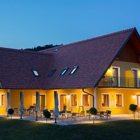 Weingut-Gaestezimmer Uhl Рач-ан-дер-Вайнштрассе Экстерьер фото