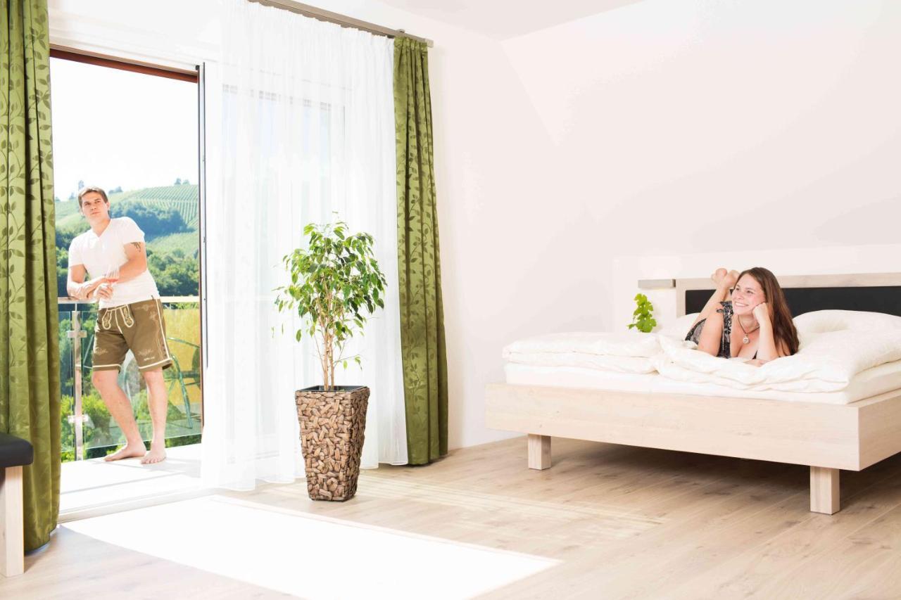 Weingut-Gaestezimmer Uhl Рач-ан-дер-Вайнштрассе Экстерьер фото
