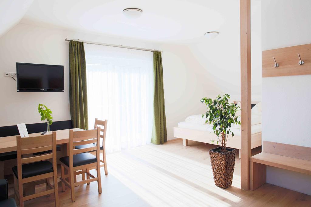 Weingut-Gaestezimmer Uhl Рач-ан-дер-Вайнштрассе Экстерьер фото